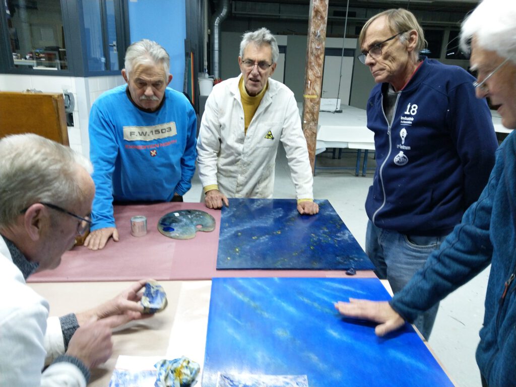 echt Lapis Lazulli wordt vergeleken met imitatie tijdens cursus hout- en marmerimitatie